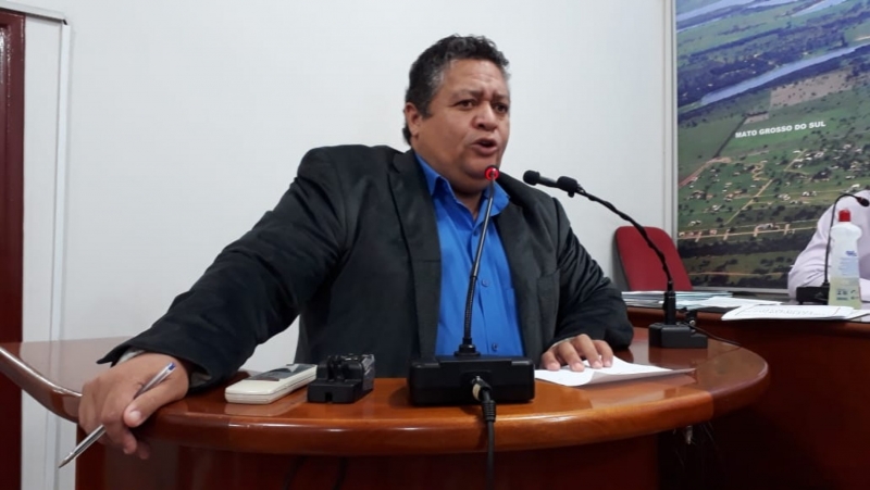 Pastor Ronaldo Néris quer que parem de fazer serviços particulares com maquinários da prefeitura