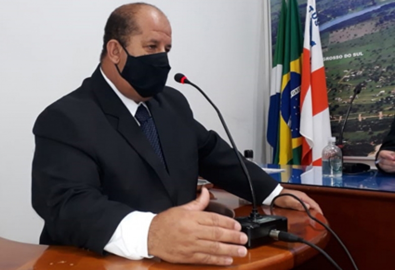 Gilberto Carrapicho usando a tribuna parabenizou o prefeito José Natan e o vice-prefeito por autorizar o pagamento do 13