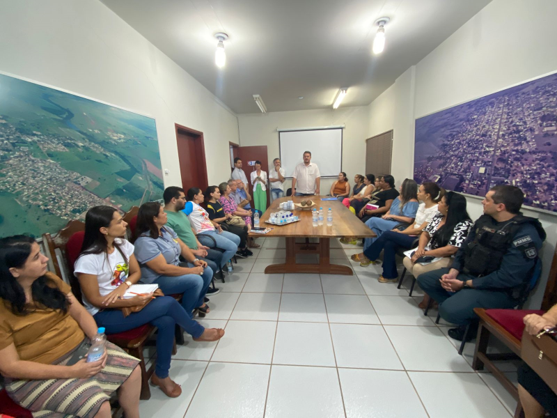 Vereadora Patrícia da Saúde participa de reunião com Executivo, forças policiais e representantes de escolas