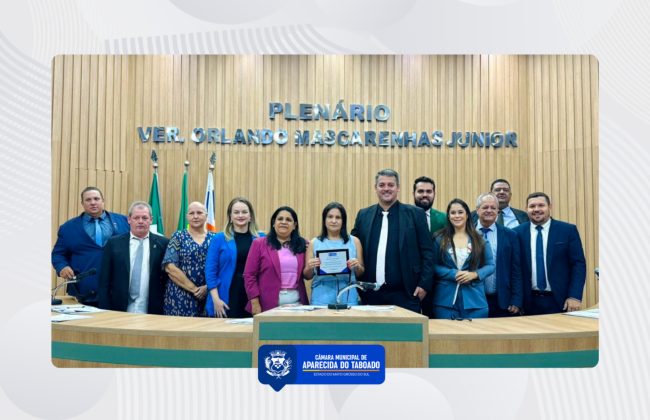 Professora L&iacute;via Miranda foi homenageada pelo trabalho de excel&ecirc;ncia na prepara&ccedil;&atilde;o de alunos para o ENEM