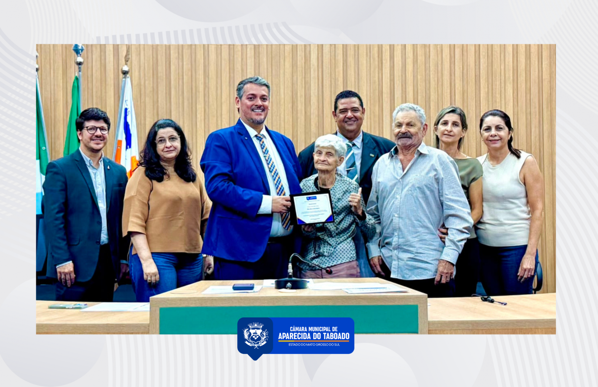 Ber Galter e Maur&atilde;o homenageiam Dona &Eacute;lida Maria Farias Taveira por sua dedica&ccedil;&atilde;o &agrave; educa&ccedil;&atilde;o e &agrave; comunidade aparecidense