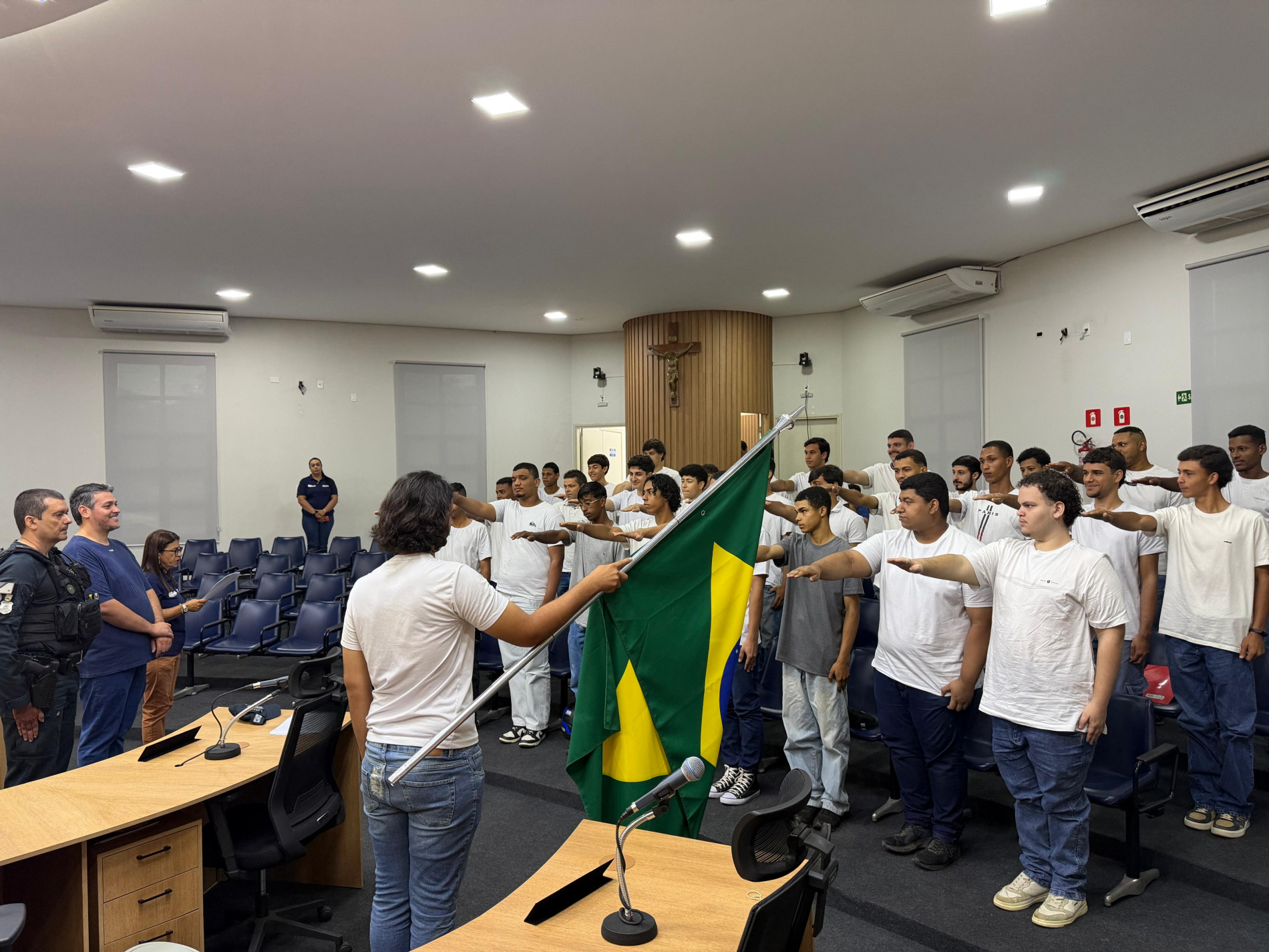 C&acirc;mara Municipal sedia cerim&ocirc;nia de dispensa do servi&ccedil;o militar e Juramento &agrave; Bandeira