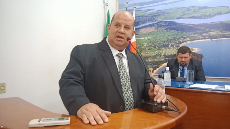Gilberto Carrapicho agradece maquinários conseguidos pelo prefeito