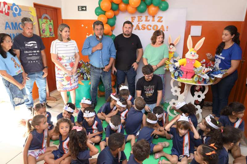 Vereadores Jucleber Bim e Gustavo Neira participam da entrega de ovos de chocolate pela administração municipal