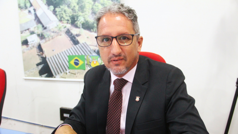 Gustavo Neira pede manutenção dos gramados sintético nas quadras do Jardim Félix e Jardim Samara