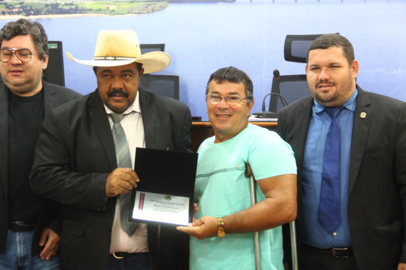  Servidor Idigar Tiago de Oliveira recebe moção de congratulações pelos serviços prestados ao município