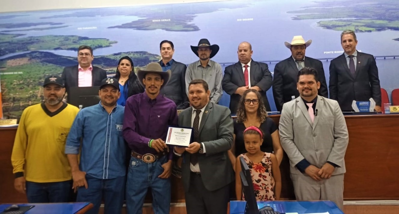 Campeão do 30º Barretos International Rodeio é homenageado pelo Legislativo aparecidense
