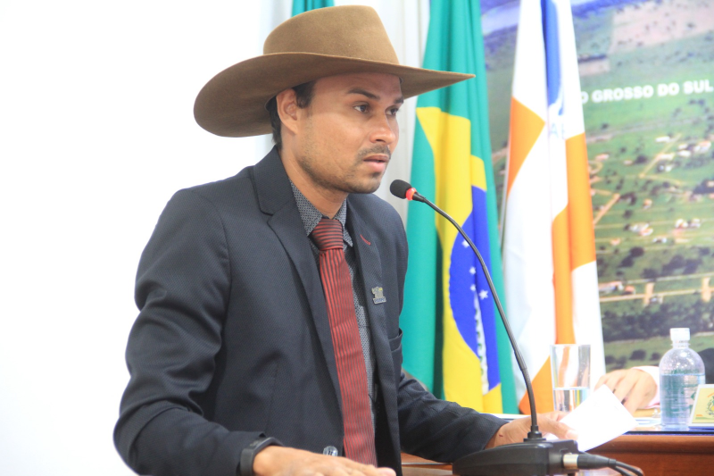 Fernando Taturana solicita construção de Praça do Peão de Boiadeiro